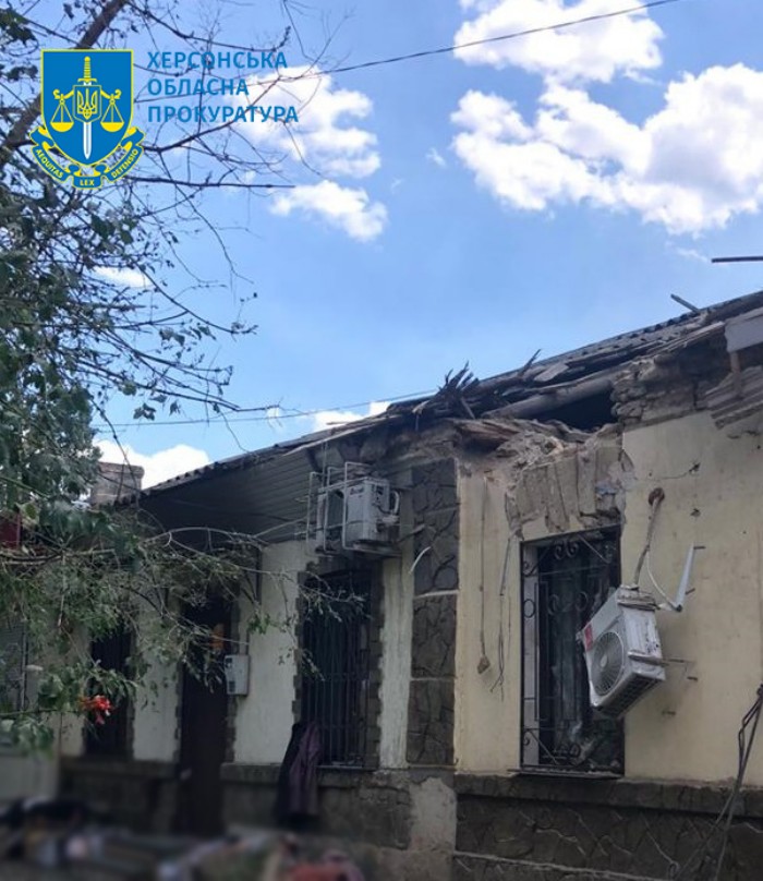 Наслідки обстрілу Херсона, фото: Херсонська обласна прокуратура