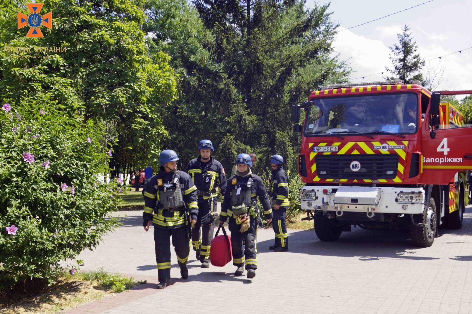 Наслідки удару по Запоріжжю. Фото: ДСНС