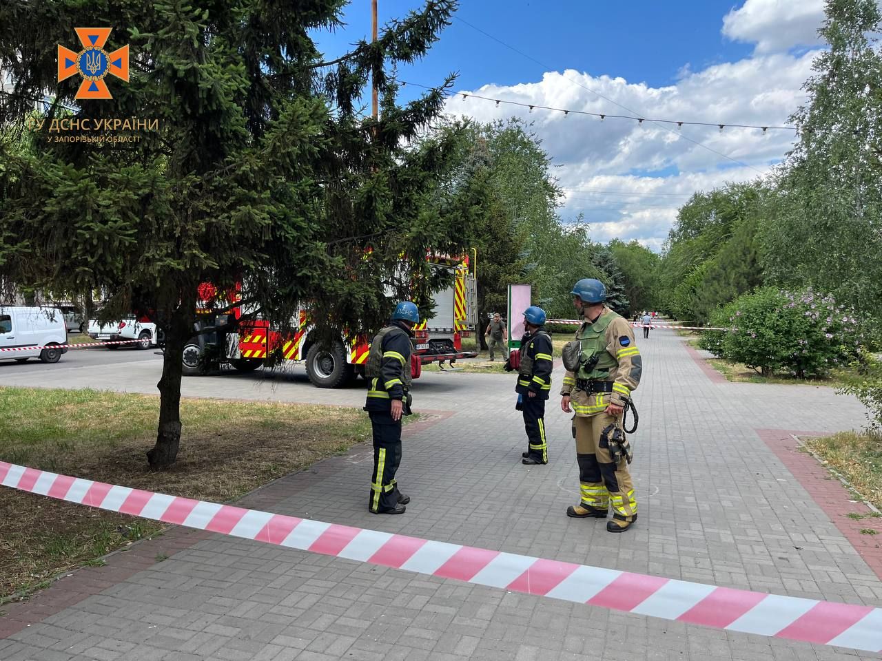 Наслідки удару по Запоріжжю. Фото: ДСНС