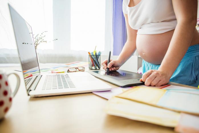 Беременным работающим женщинам разрешили уходить в отпуск позже чем за 70 дней до родов