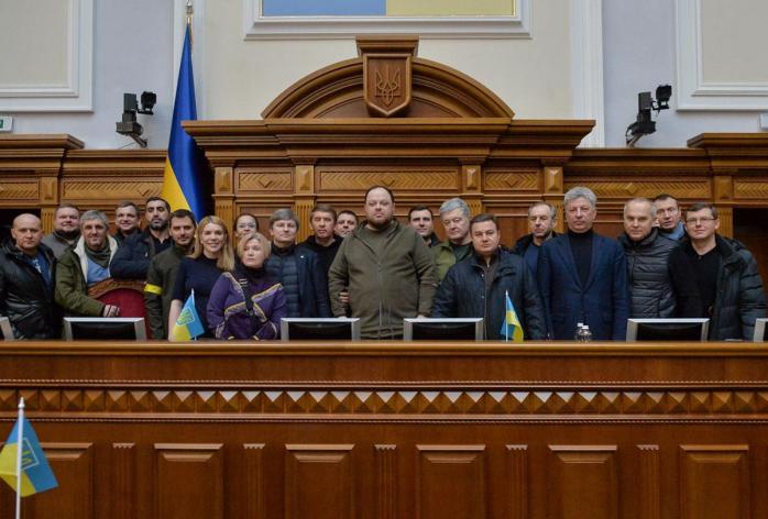 Во время исполнения гимна в Раде нардепы будут держать знамена боевых подразделений