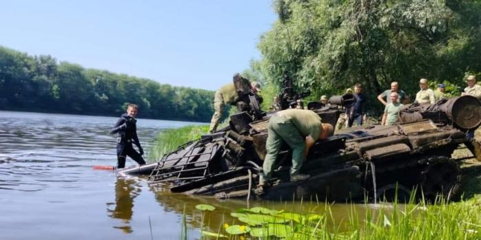 Российский танк затонул в Десне при попытке переправиться через реку, фото: Генштаб ВСУ