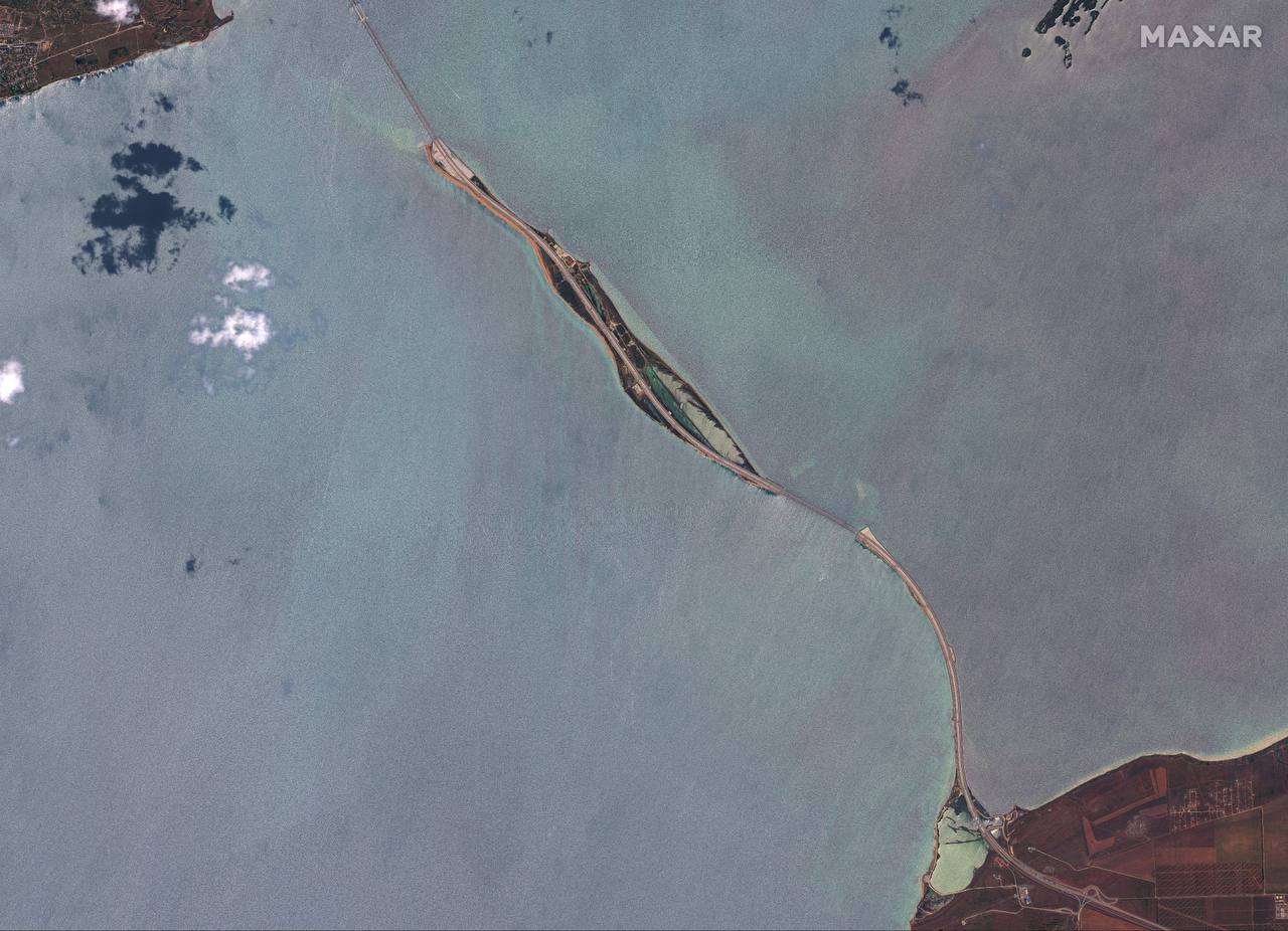 Свіжі супутникові фото кримського мосту з пошкодженими прогонами оприлюднив сервіс Maxar 