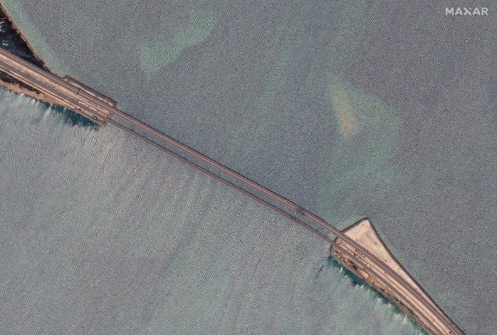Свежие спутниковые фото крымского моста с поврежденными прогонами обнародовал сервис Maxar