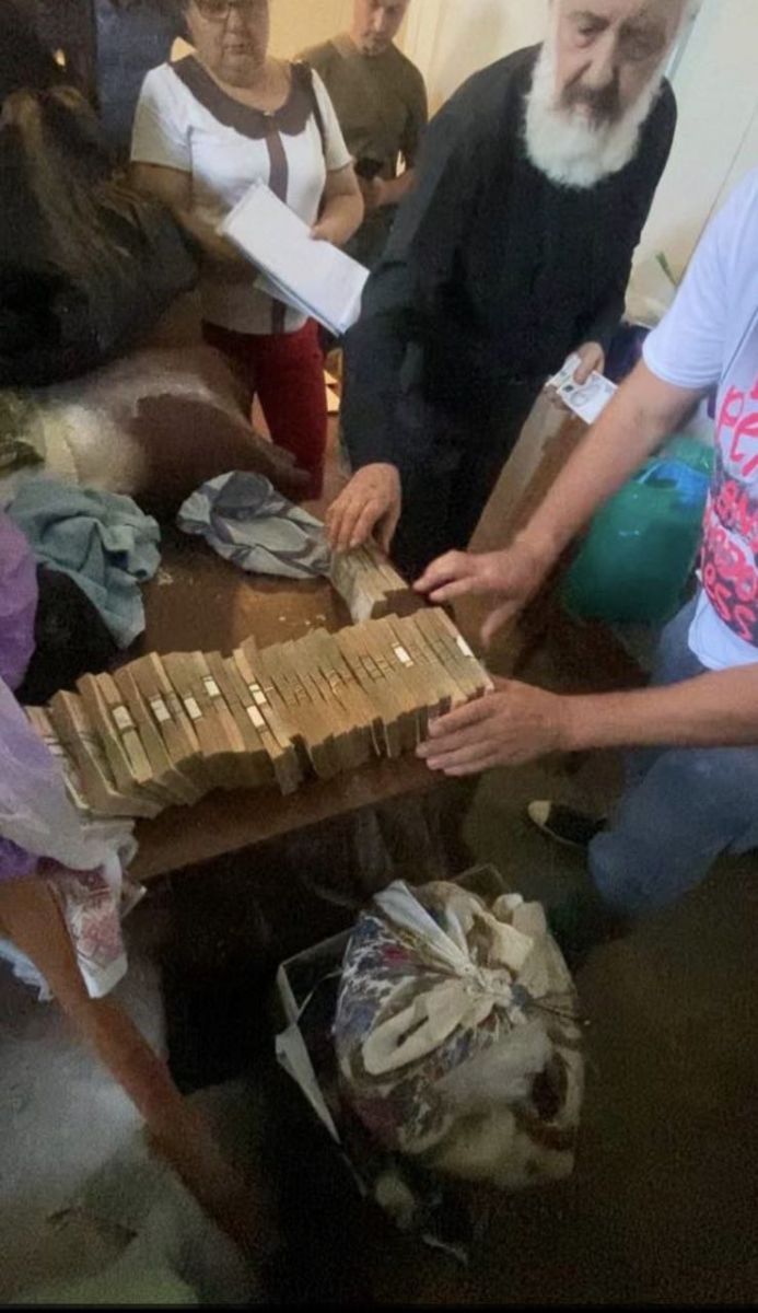 В митрополита УПЦ МП у Хмельницькому знайшли майже 2 млн готівкою, він виносив гроші з собору