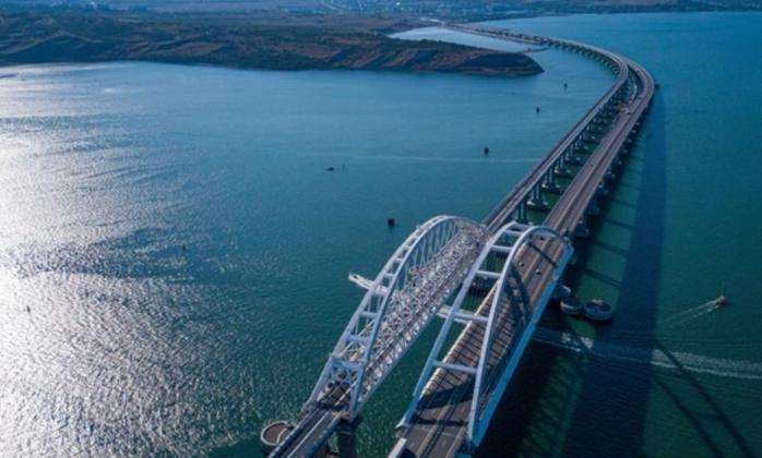 Рух Керченським мостом тимчасово зупинено, у Криму нові вибухи