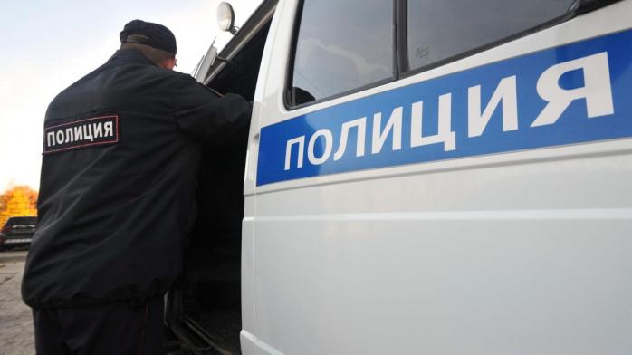 Вооруженный мужчина захватил дом Януковича. Фото: Shot