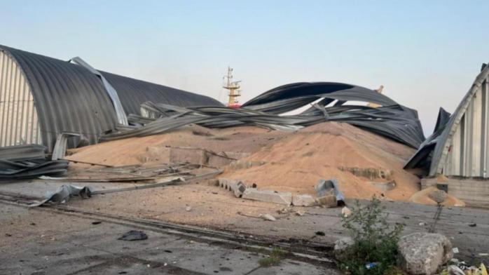  При ударе по одесскому порту «Рени» уничтожены три зернохранилища