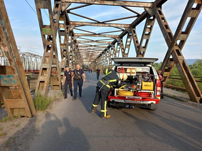 Наслідки обвалу мосту на Закарпатті, фото: Нацполіція