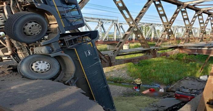 Последствия обвала моста на Закарпатье, фото: Нацполиция