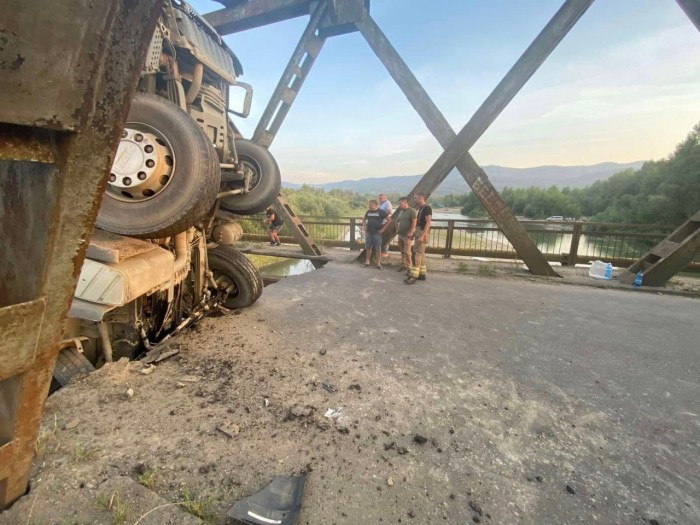 Наслідки обвалу мосту на Закарпатті, фото: ДСНС