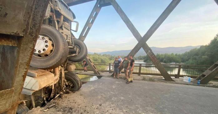 Последствия обвала моста на Закарпатье, фото: ГСЧС