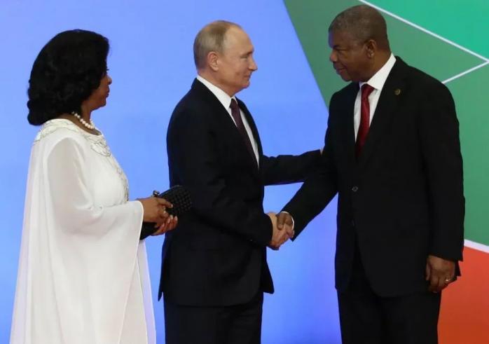 путін з президентом Анголи Жуаном Лоренсу та його дружиною на минулому форумі «Росія — Африка», який відбувся 2019 року в Сочі. Фото: Getty Images