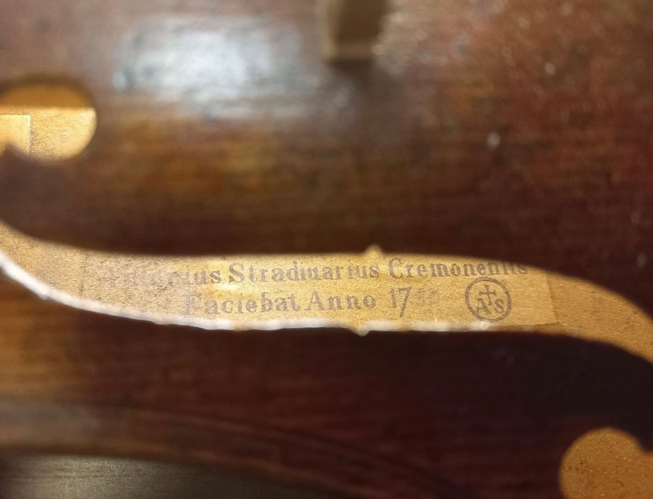 Прикордонники запобігли вивезенню за кордон 300-річної скрипки Страдіварі 
