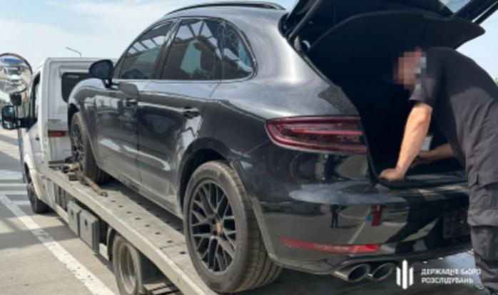Родичі одеського екс-військкома намагалися вивезти арештоване Porsche