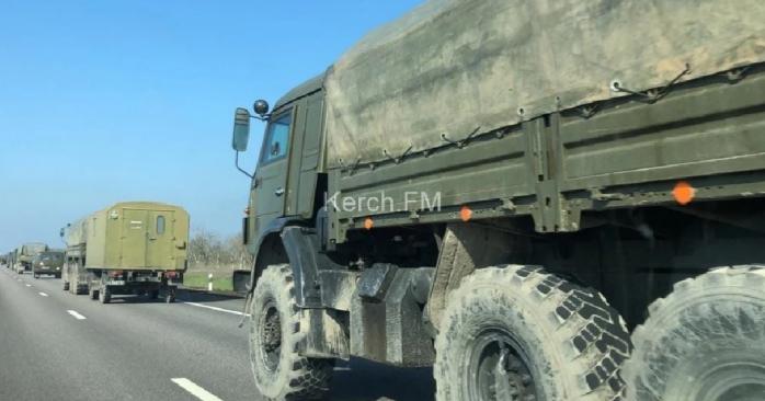 Оккупанты направили большие колонны техники в Симферополь. Фото: