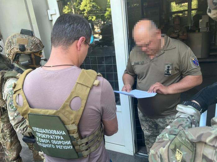 У Дніпропетровській області провели обшуки у воєнкома, який за час воєнного стану придбав майна на 350 тис. дол. (ФОТО)