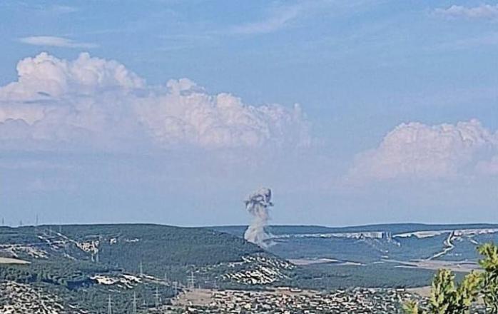 Вибухи поблизу Севастополя, місцеві пишуть про ймовірні влучання у склади росіян