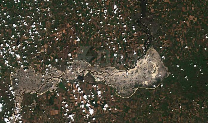 В сети показали, как сегодня выглядят Каховское водохранилище и подорванная россиянами ГЭС