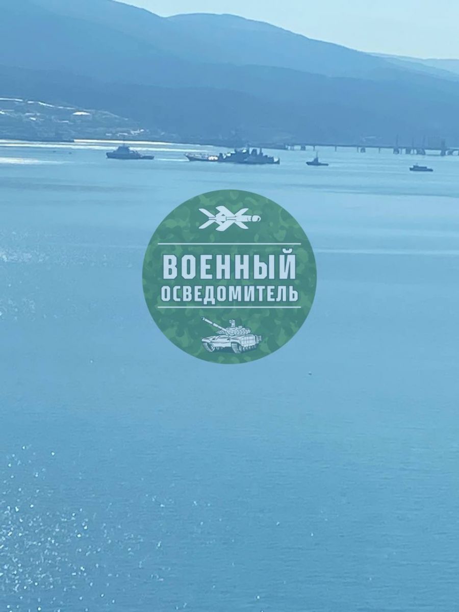 Надводні дрони уразили десантний корабель рф. Фото: Соцмережі