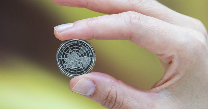 Монета с изображением ЗРК Patriot. Фото: НБУ