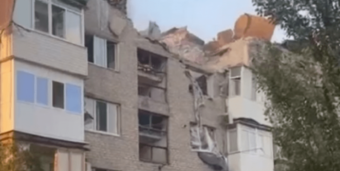 По будинку у Покровську росіяни влучили двома ракетами, є жертви 