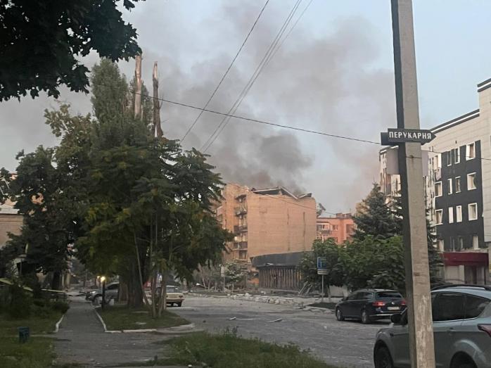 Удари по Покровську - серед поранених 25 рятувальників та поліцейських, які приїхали до будинків після першого прильоту