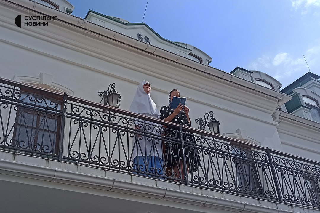 Невідомі забарикадувались у Нижній лаврі, де має працювати комісія Мінкульту