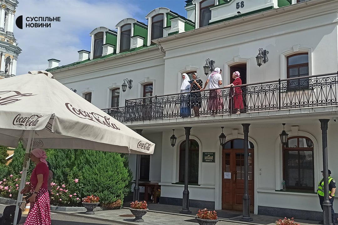 Невідомі забарикадувались у Нижній лаврі, де має працювати комісія Мінкульту