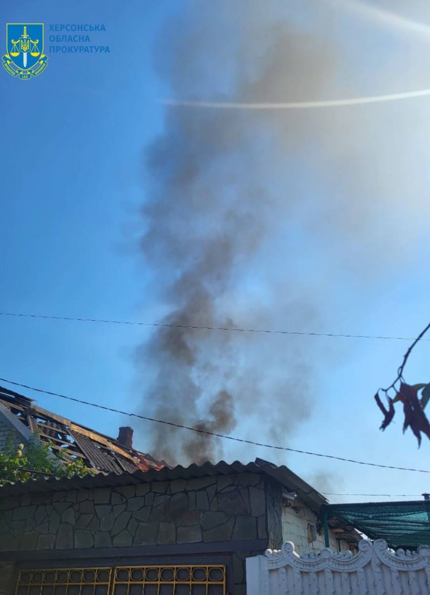 Ворог атакував житлові квартали Херсона. Фото: прокуратура