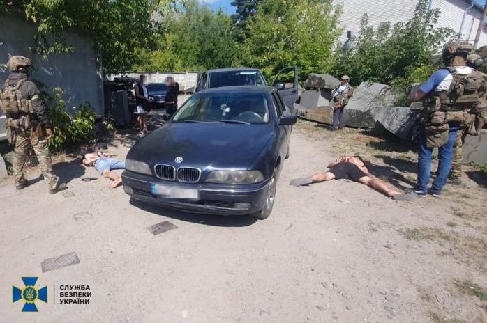 Рекетири вибивали гроші у військовослужбовця ЗСУ на Житомирщині - фото затримання банди