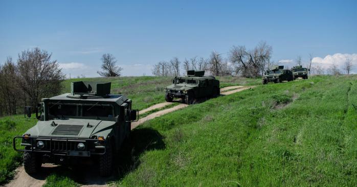 Український Humvee наїхав на протитанкову міну. Фото: 
