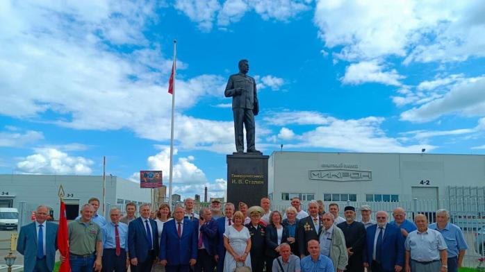 На россии открыли 8-метровый памятник Сталину, его освятила РПЦ