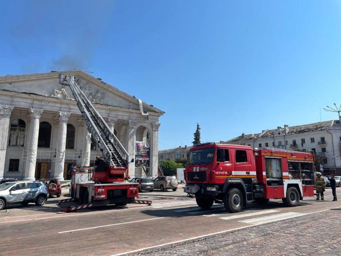 В Чернігові виявили ще одну загиблу, у Драмтеатрі збиралися виробники дронів