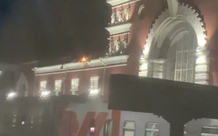 Вночі невідомий добрий безпілотник впав на будівлю вокзалу в Курську, в Москві відбили атаку безпілотників