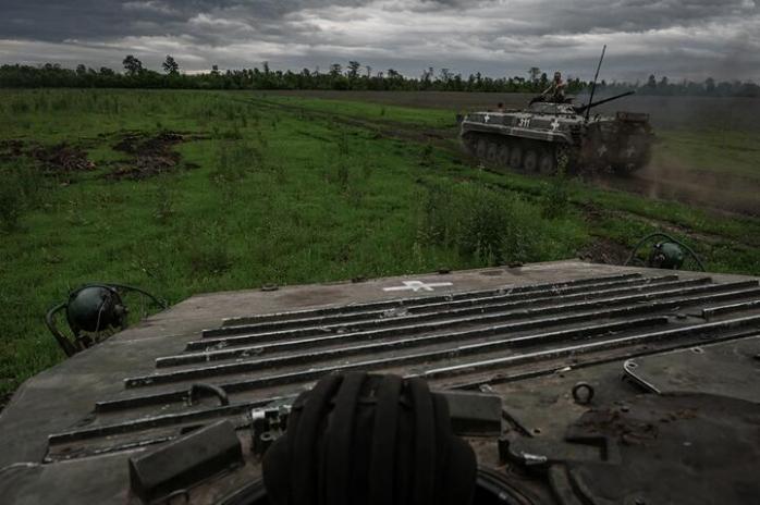 Дві бойові машини піхоти, кинуті російськими військовими та відновлені механіками 214 окремого спеціального батальйону, під час польових випробувань у Донецькій області, Україна, 22 травня 2023 року