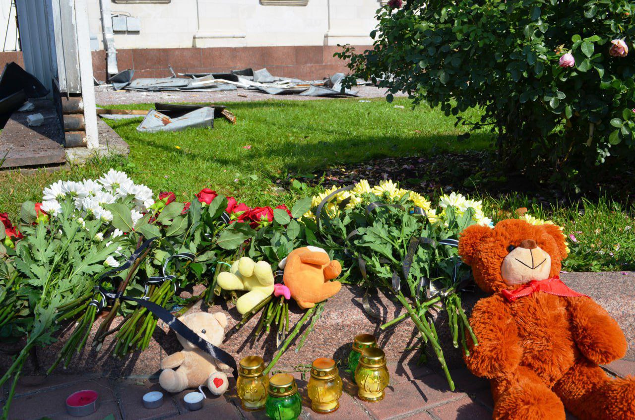 У Чернігові несуть квіти та іграшки на місце ракетного удару рф 