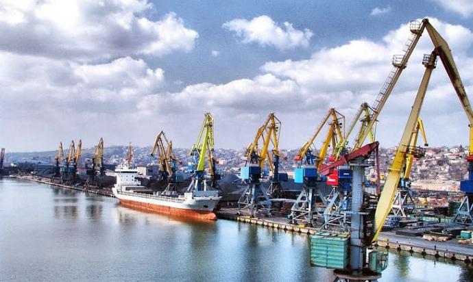 рф перетворила порт Маріуполя на військову базу. Фото: Андрющенко