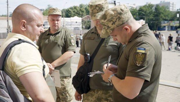 Работник ТЦК в Киеве угрожал призывнику пистолетом. Фото: 