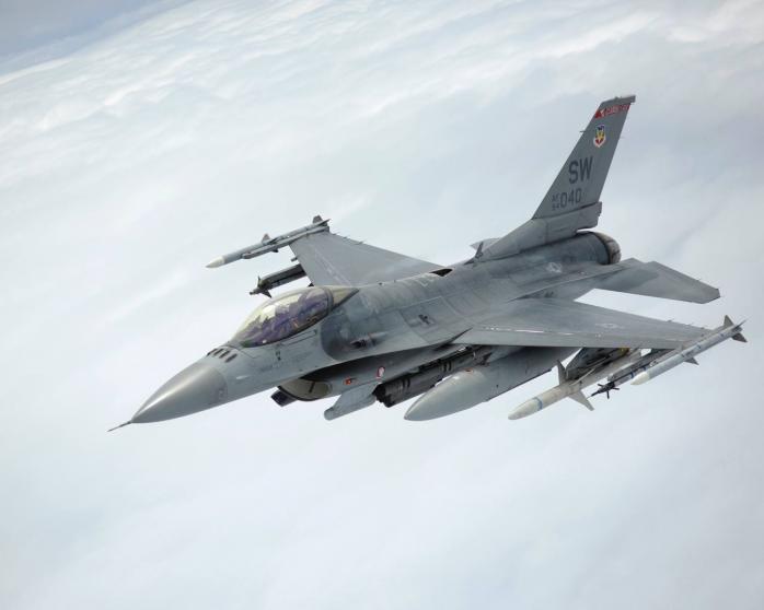 Пентагон оголосив про початок навчань українців на винищувачах F-16