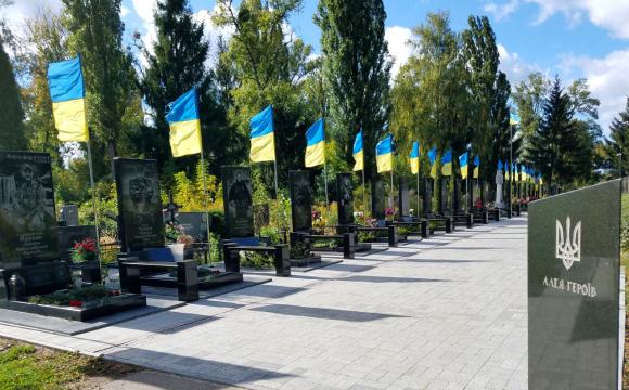 На цвинтарі Києва зловили дівчат, які танцювали біля могил військових 