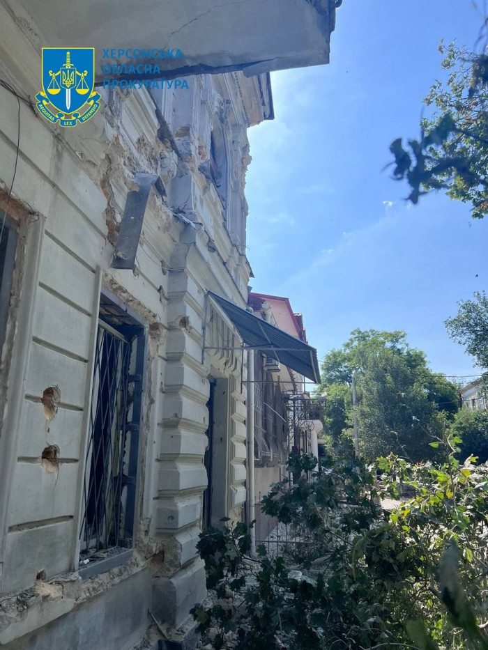 Наслідки російського обстрілу Херсона, фото: Херсонська обласна прокуратура