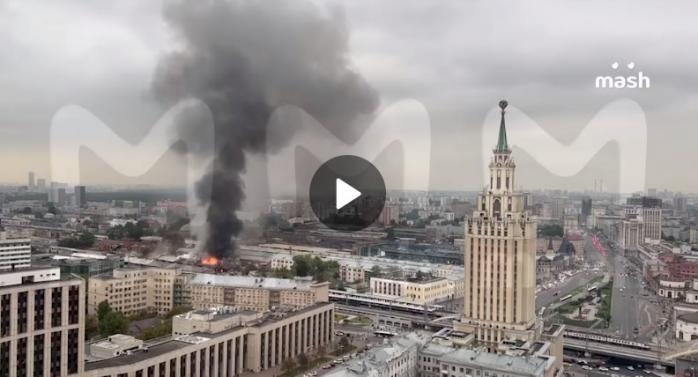 Сильный пожар вспыхнул в районе трех вокзалов в москве - видео