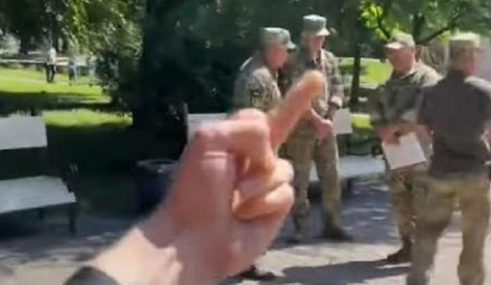 Поліція Полтави відкрила справу проти блогера, який плюнув у військового 