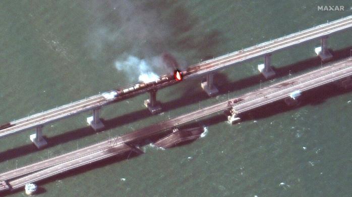 У Крымского моста появились заграждения из затопленных барж - спутниковые фото