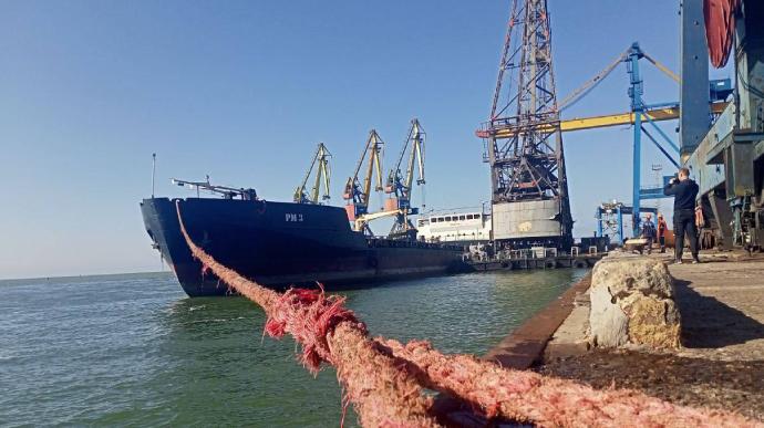 рф с помощью «теневого флота» грабит порты Украины. Фото: