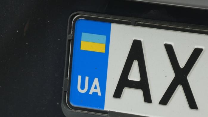 Свастика на номерах авто українців - німецький депутат склав повноваження