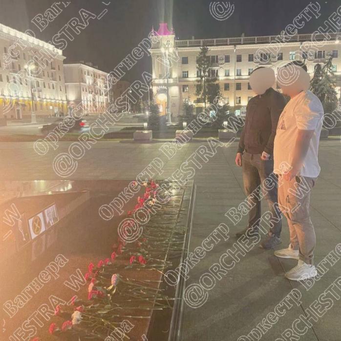  Вагнеровцы устроили «мемориал памяти» Пригожина у «Вечного огня» в Минске