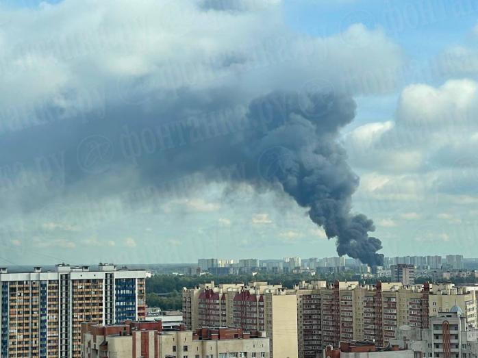 У Санкт-Петербурзі палає нафтобаза, місцеві чули "звуки вибухів"