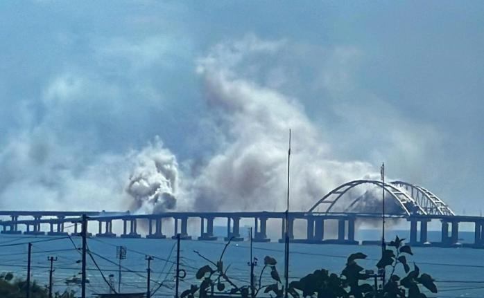 Россияне подлатали Крымский мост, поврежденный атакой надводных дронов 